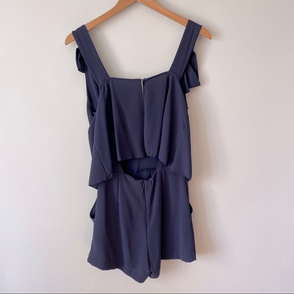 H&M women’s Deep V bow strap detail navy blue open back shorts Romper - size 6 - Picture 3 of 16